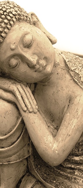 Illustration représentant un bouddha en pierre